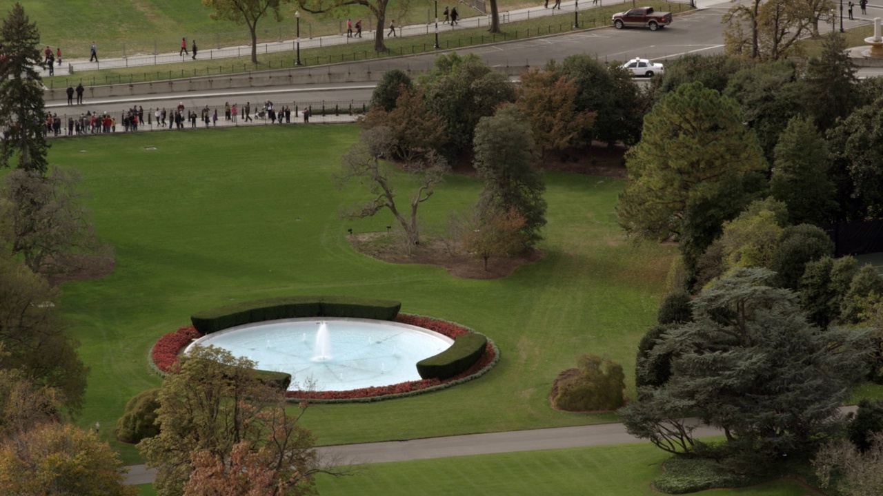 白宫的空中俯瞰，可以看到南草坪和喷泉。视频素材