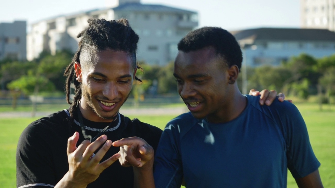 快乐的男教练和运动员带着秒表在阳光公园视频素材