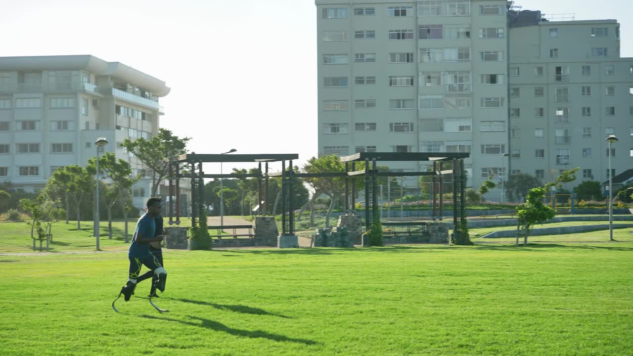 男性截肢运动员和教练在阳光灿烂的城市夏季公园慢跑视频素材