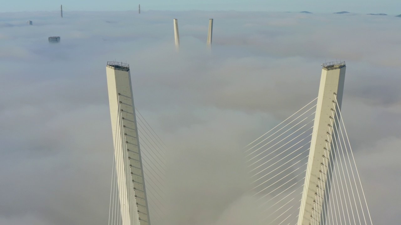 在符拉迪沃斯托克的晨雾中，金色大桥的塔架顶端视频下载
