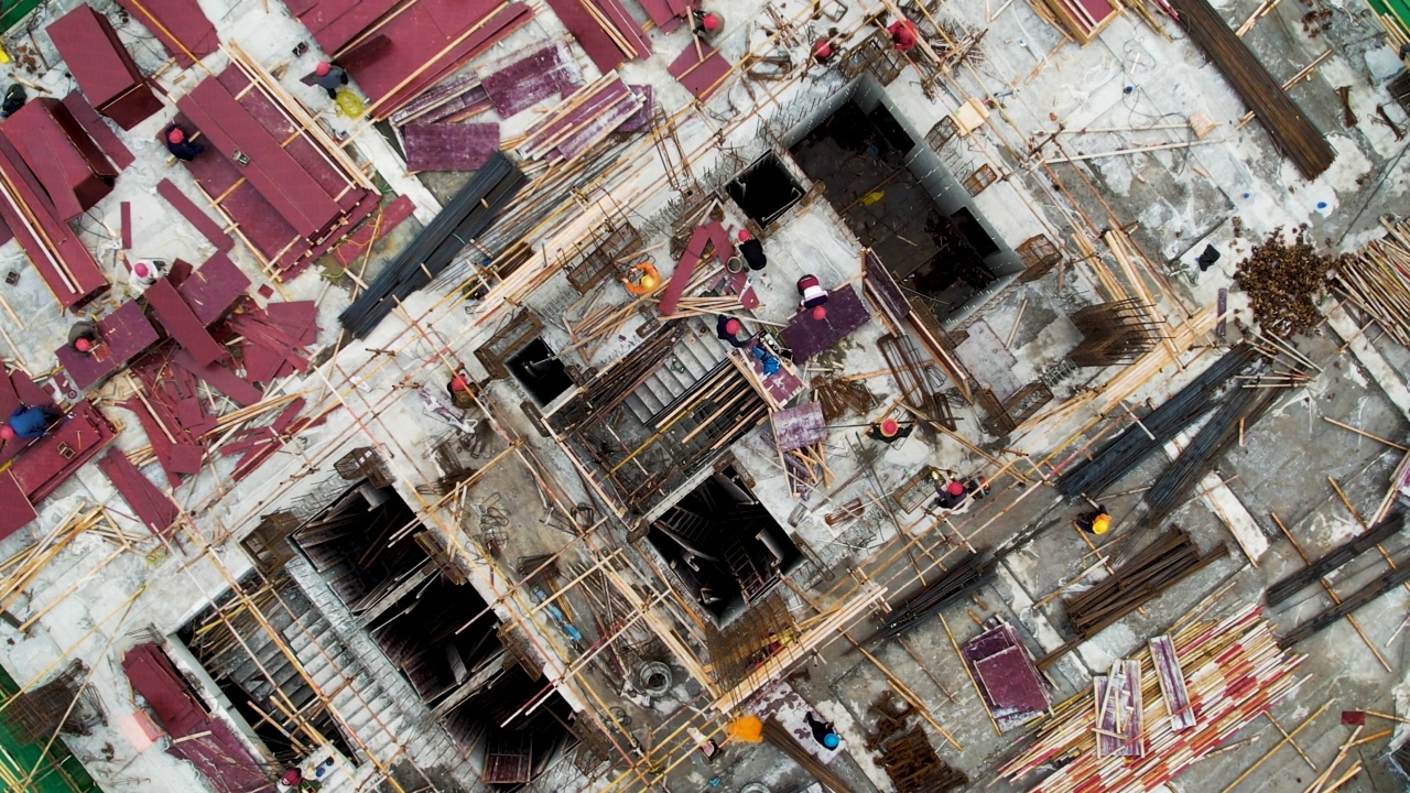 T/L无人机拍摄的工人在建筑工地工作的视角视频素材
