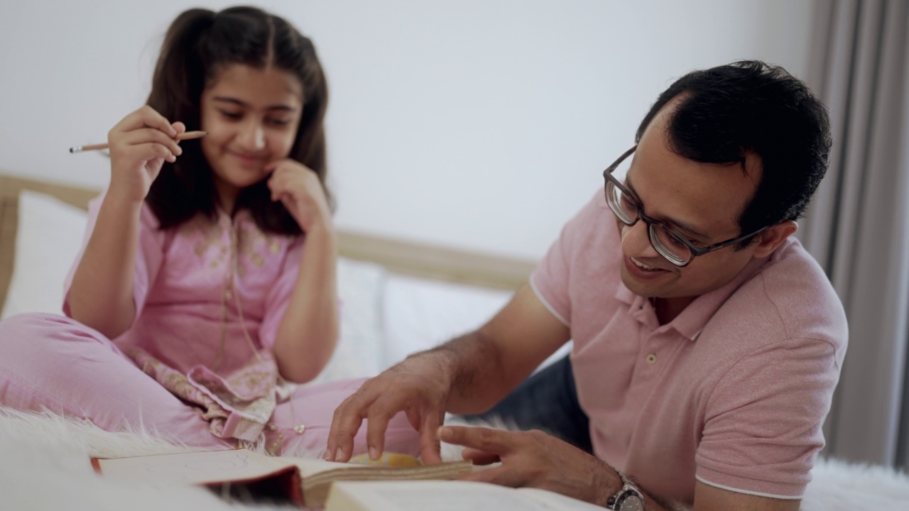 父亲在帮助女儿做家庭作业视频素材