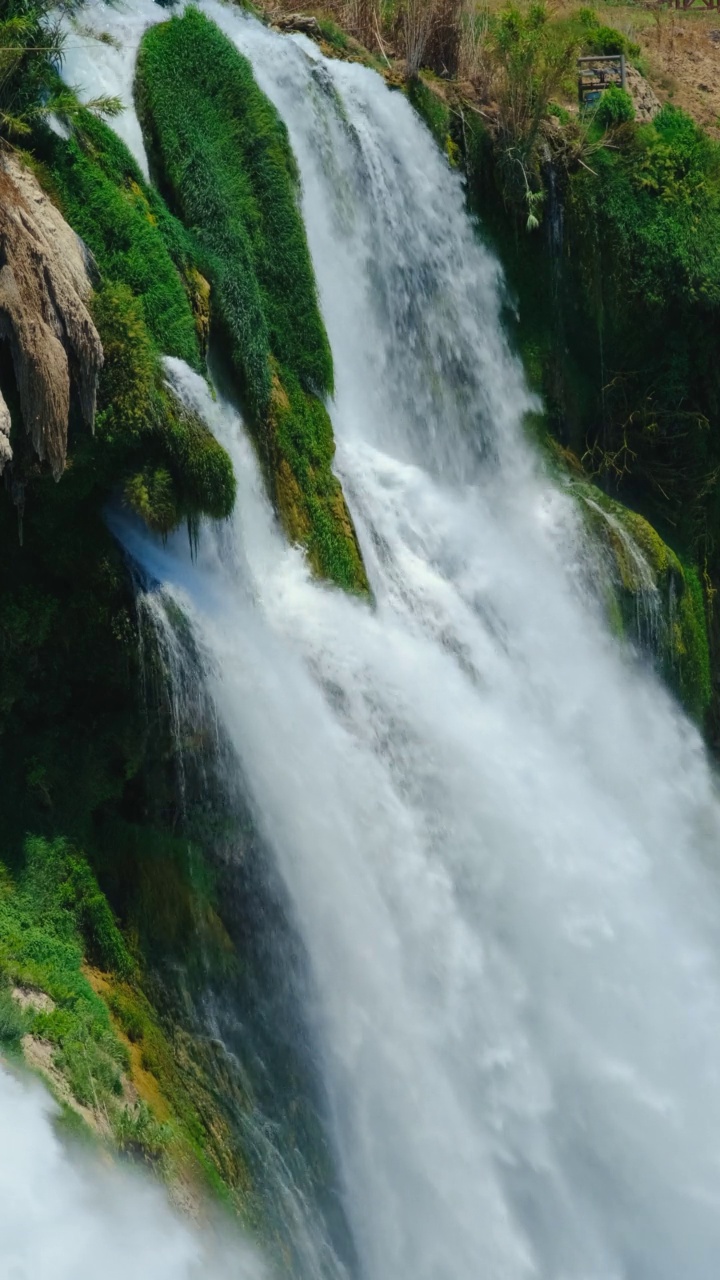 大自然中美丽的瀑布视频素材