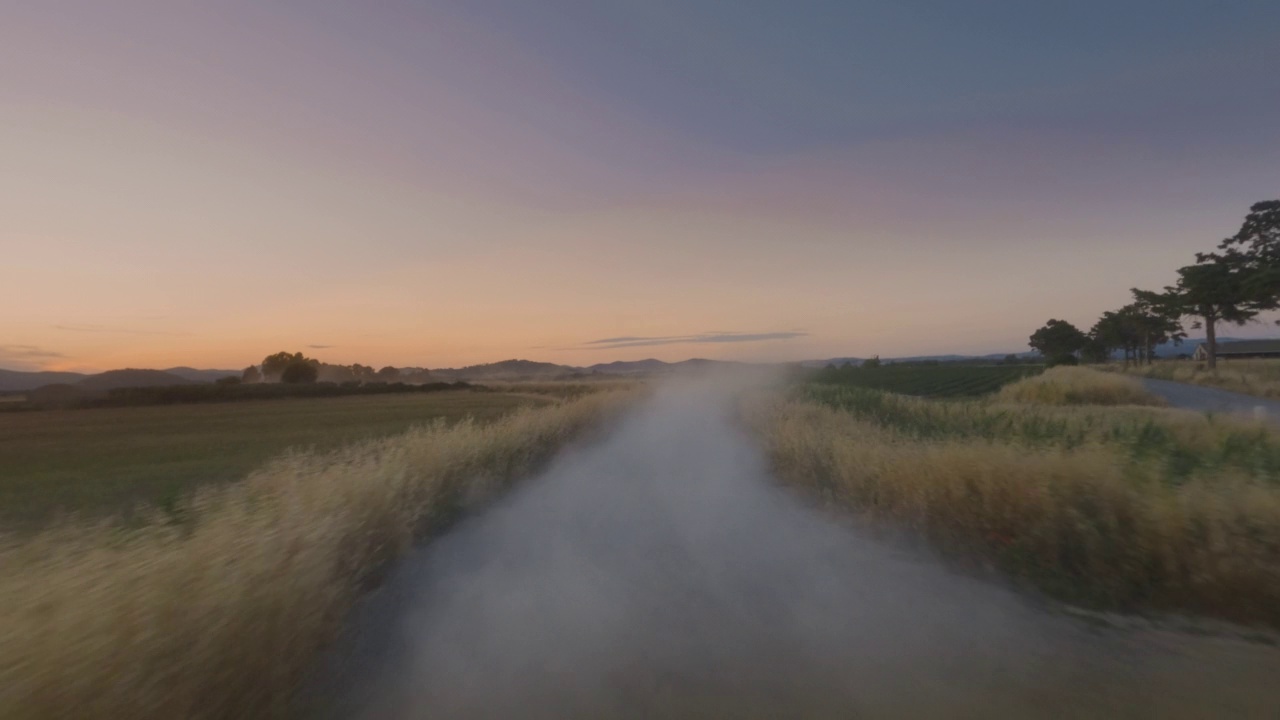 越野POV汽车驾驶:在尘土飞扬的轨道上的后视镜在日落视频素材