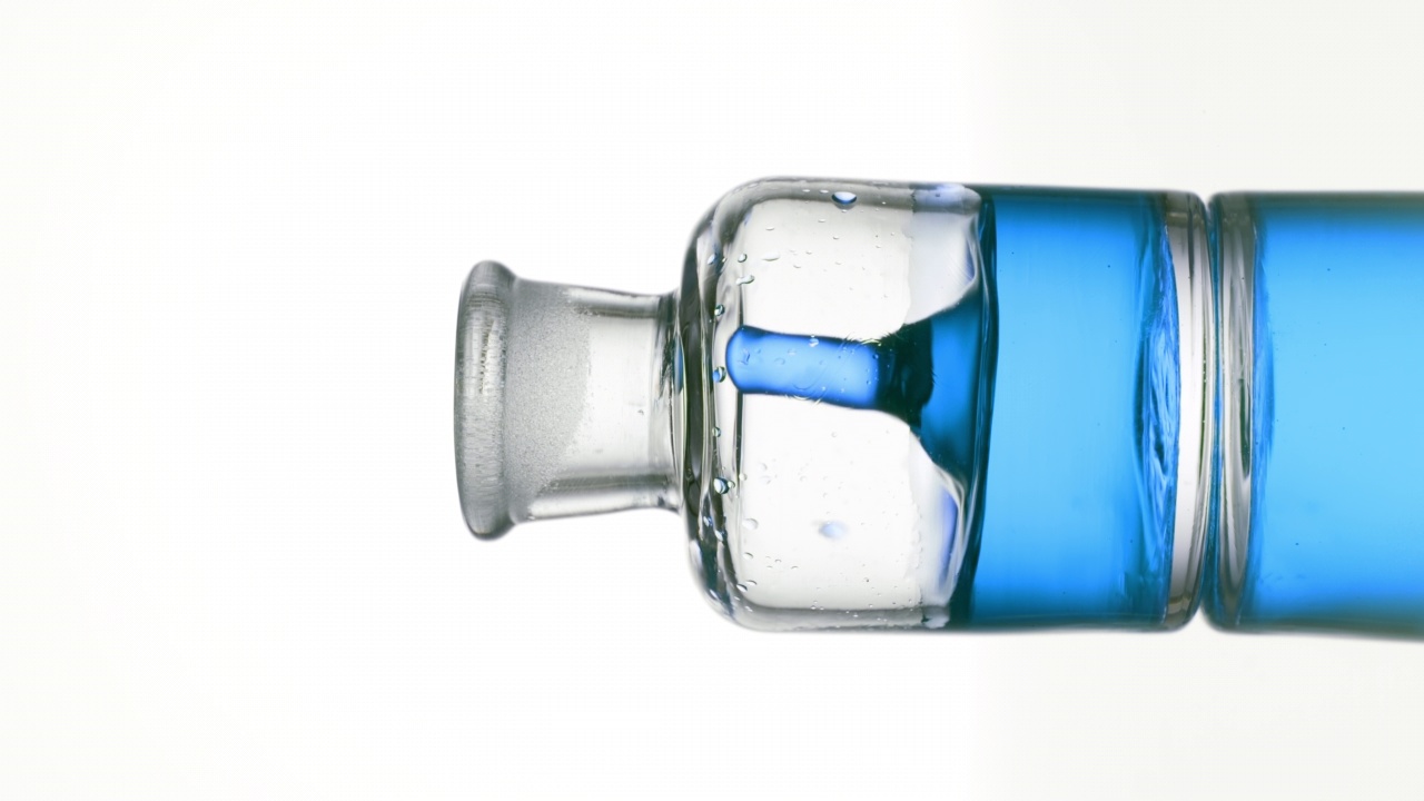 蓝色的艾菊油滴在老式的瓶子里视频下载