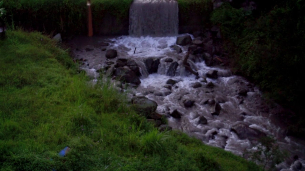 普提河瀑布，绿草如茵视频素材