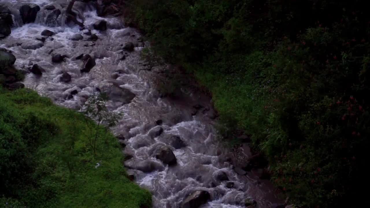 普提河瀑布，绿草如茵视频素材