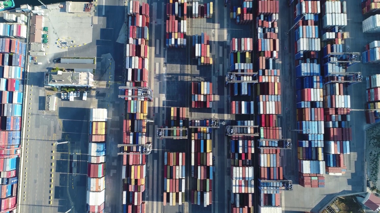 鸟瞰图工业港与集装箱港是航运的一部分视频素材