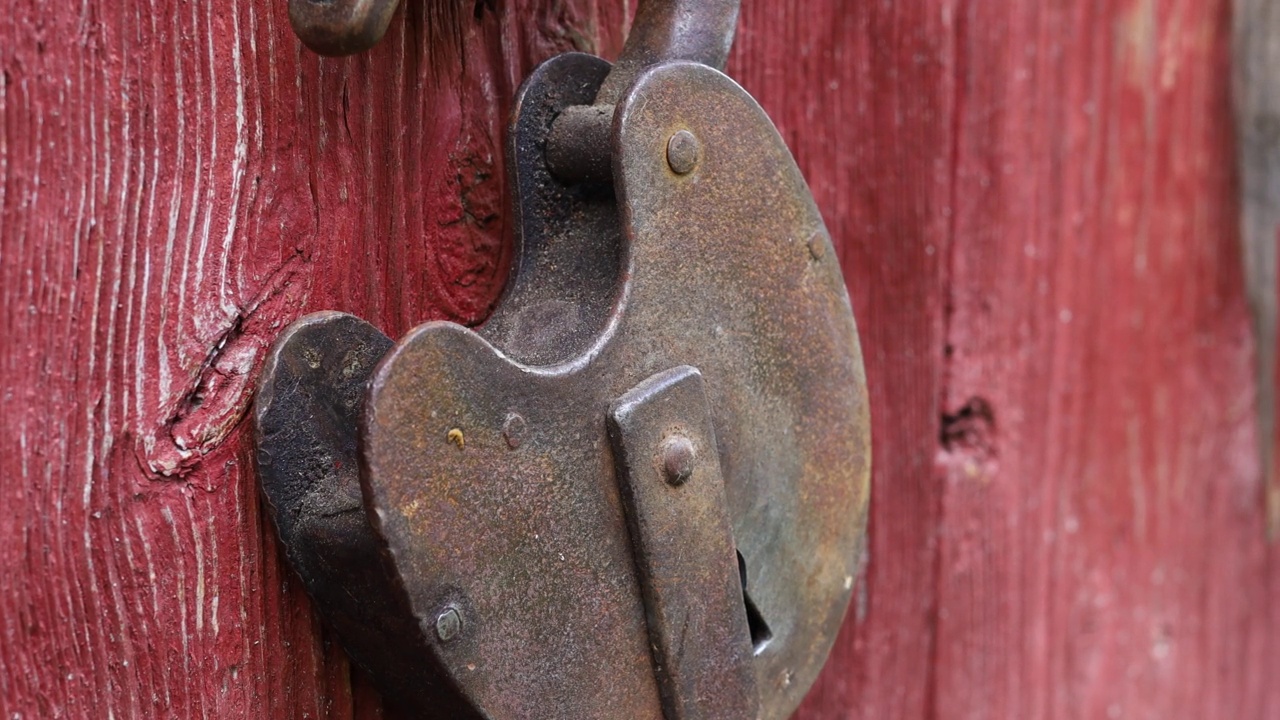 门上的一把大旧锁被打开了。视频素材