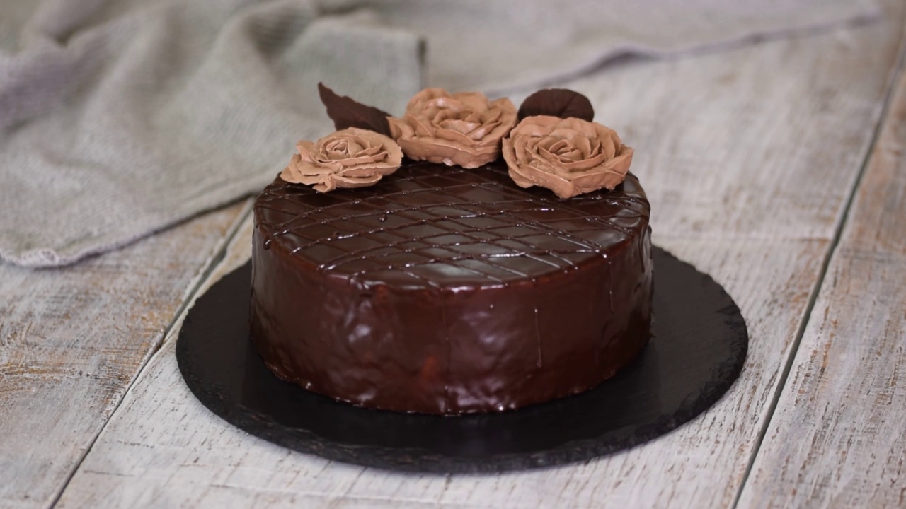 美味的自制普拉加巧克力蛋糕。视频下载