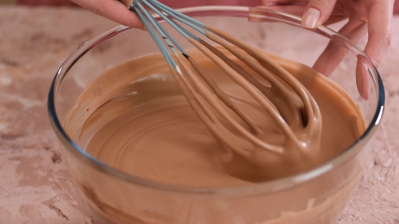 女人正在做美味的巧克力奶油，特写。视频下载