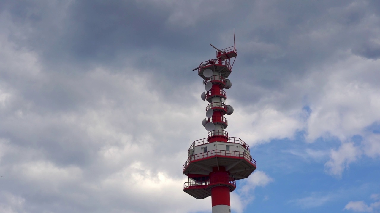 在蓝天白云的背景下，有各种天线的无线电塔视频素材