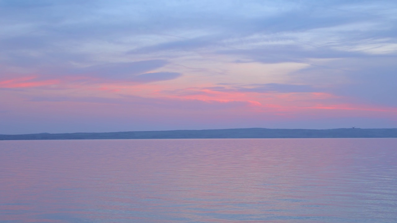 日落时克罗地亚平静的大海视频素材