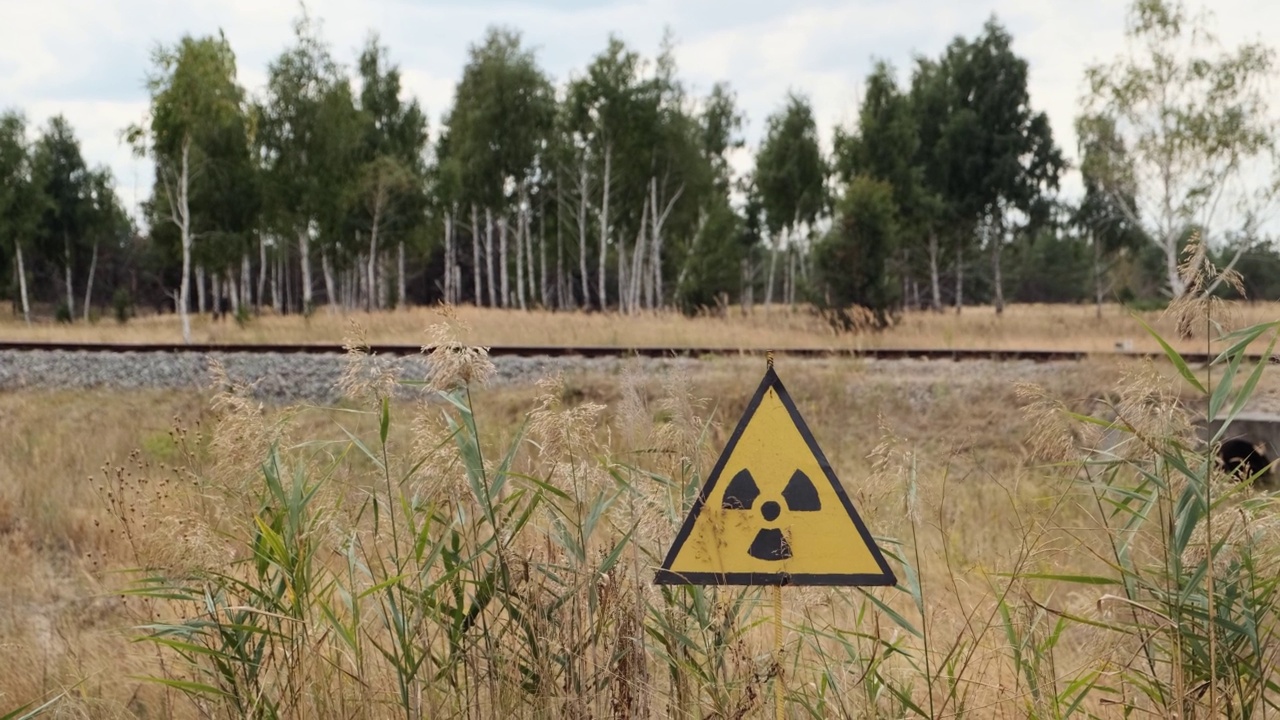 红色禁林附近有辐射标志。切尔诺贝利禁区内警示核危险的标志视频下载