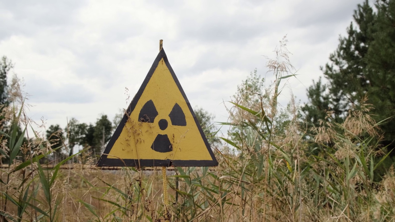 红色禁林附近有辐射标志。乌克兰切尔诺贝利核电站禁区附近出现放射性危险迹象视频下载