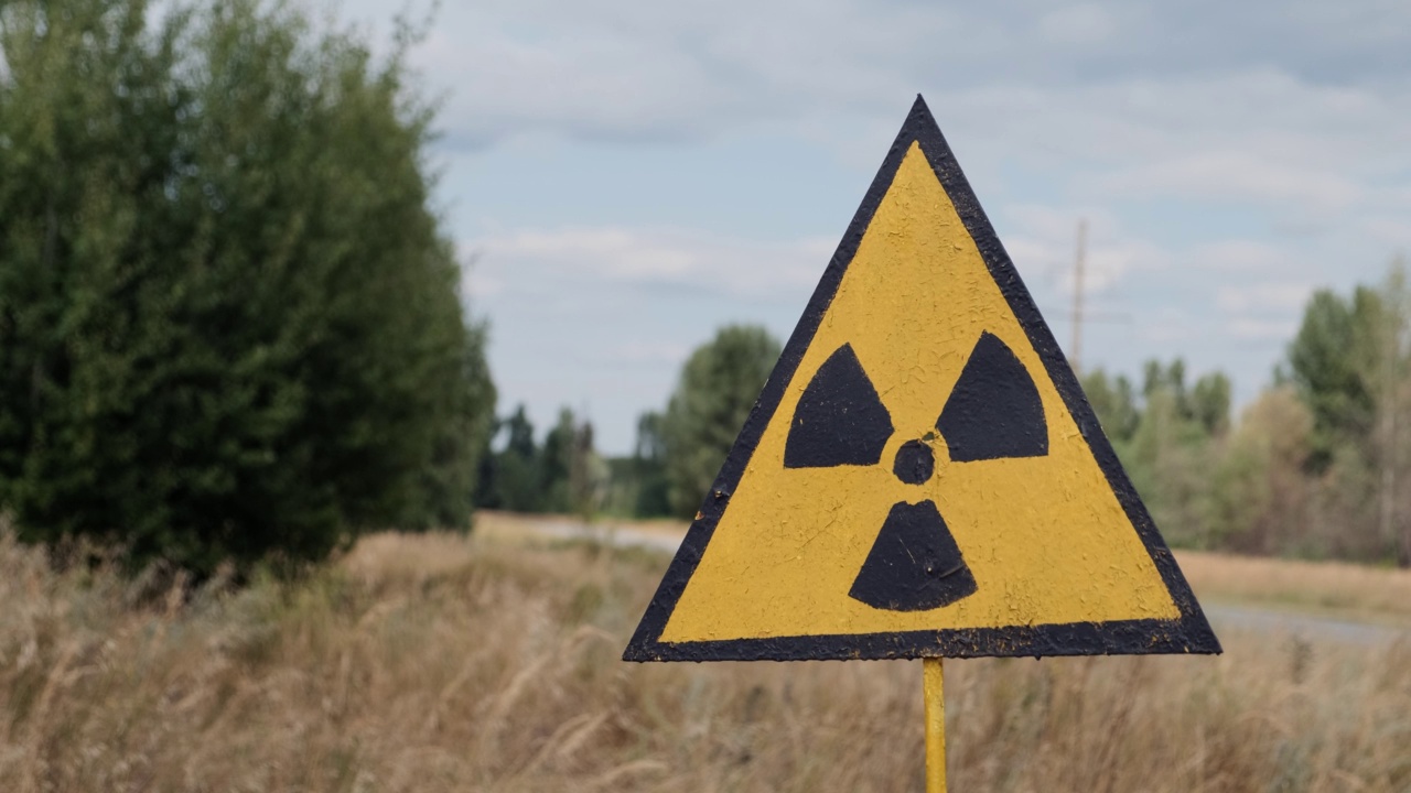 红色禁林附近有辐射标志。乌克兰切尔诺贝利禁区的一个警告核风险的标志视频下载
