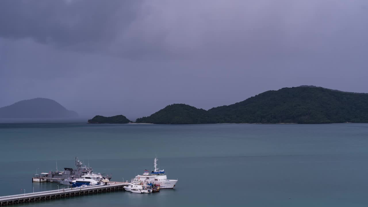 时间拍摄4k，港口即将下大雨，有山和船，鸟儿在几个相机前飞行，以躲避雨。视频素材