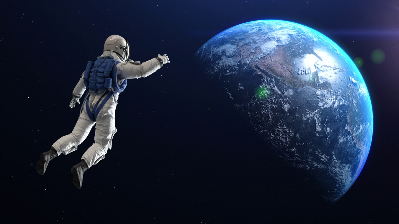 勇敢的宇航员绕空间站飞行。美丽的地球在轨道上运行。视频素材