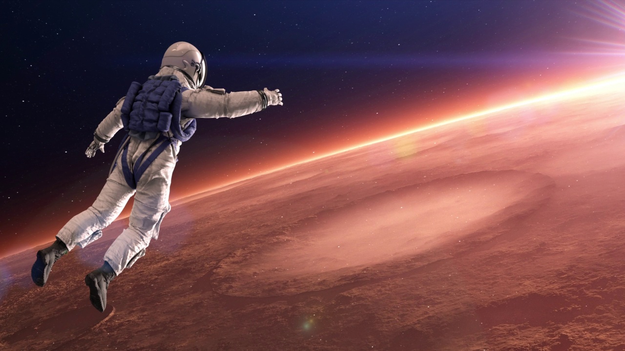 勇敢的宇航员在空间站外进行太空行走。火星可见。视频素材