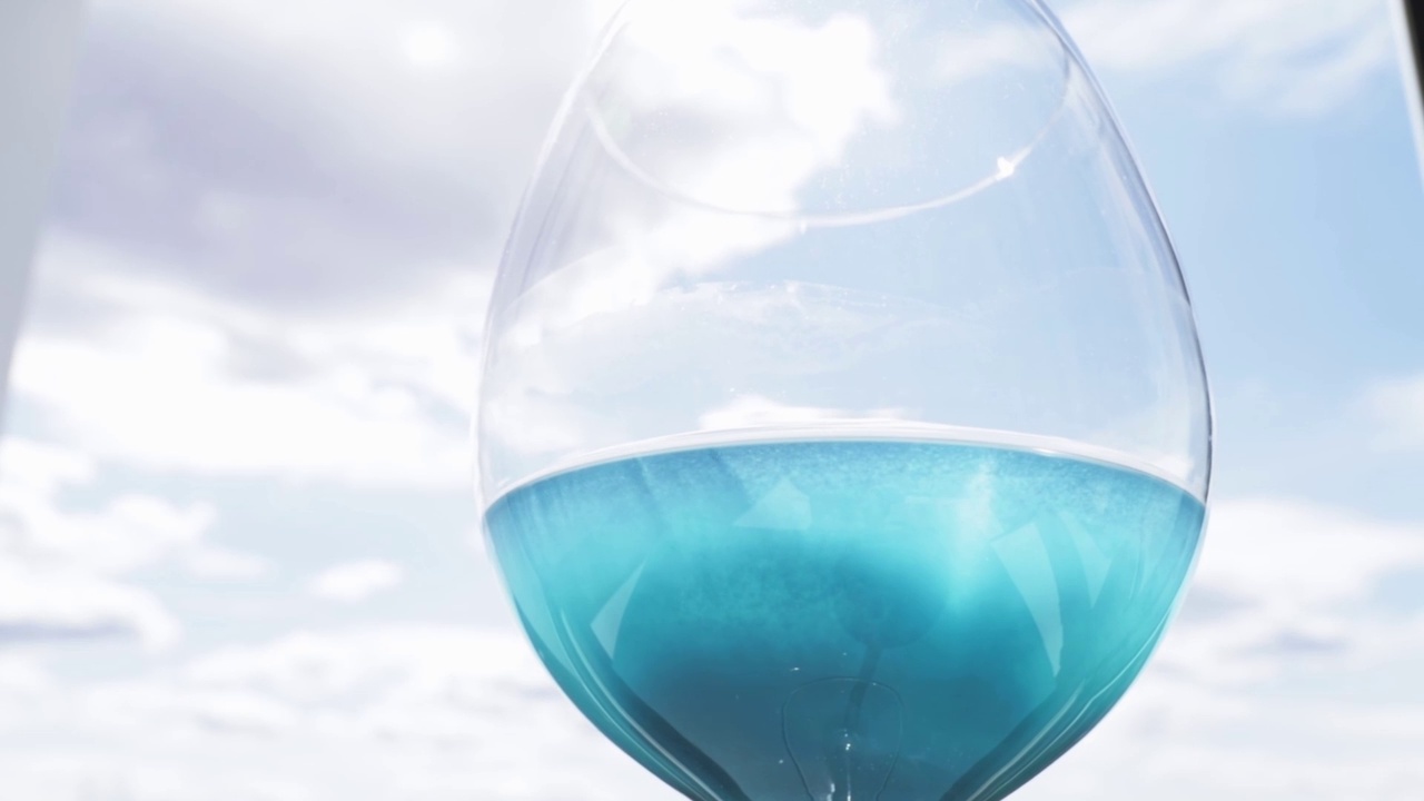 夏日的天空映衬着一杯蓝色的饮料视频素材