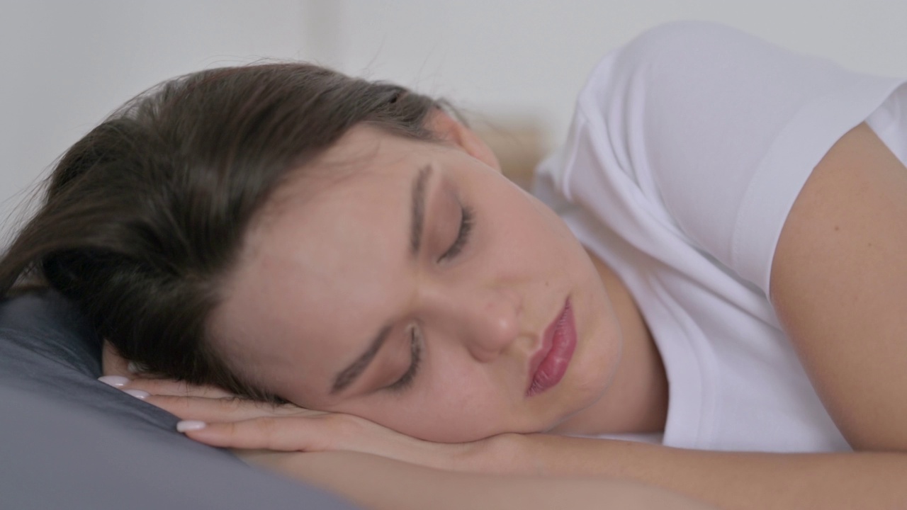 女人平静地睡在床上视频素材