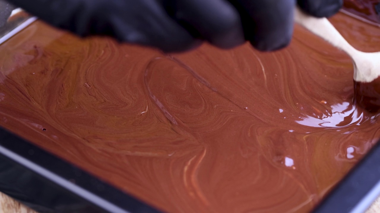 在制作过程中混合热巧克力视频素材