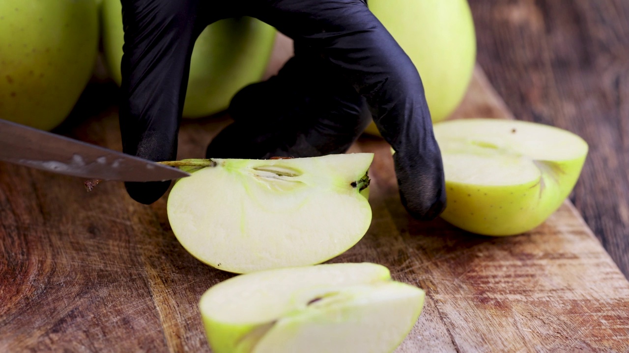 烹饪时把青苹果连皮切在砧板上视频素材