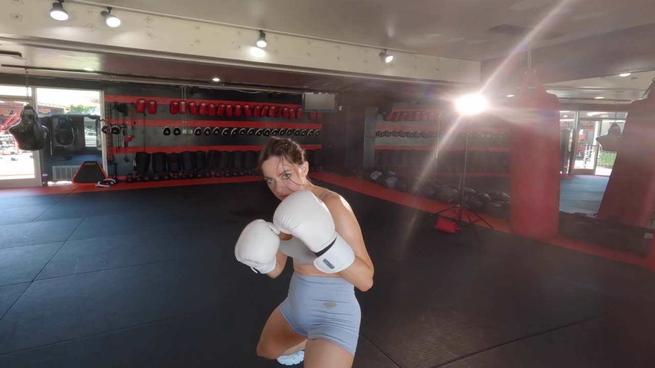 穿着拳击袋的拳击女选手。视频下载
