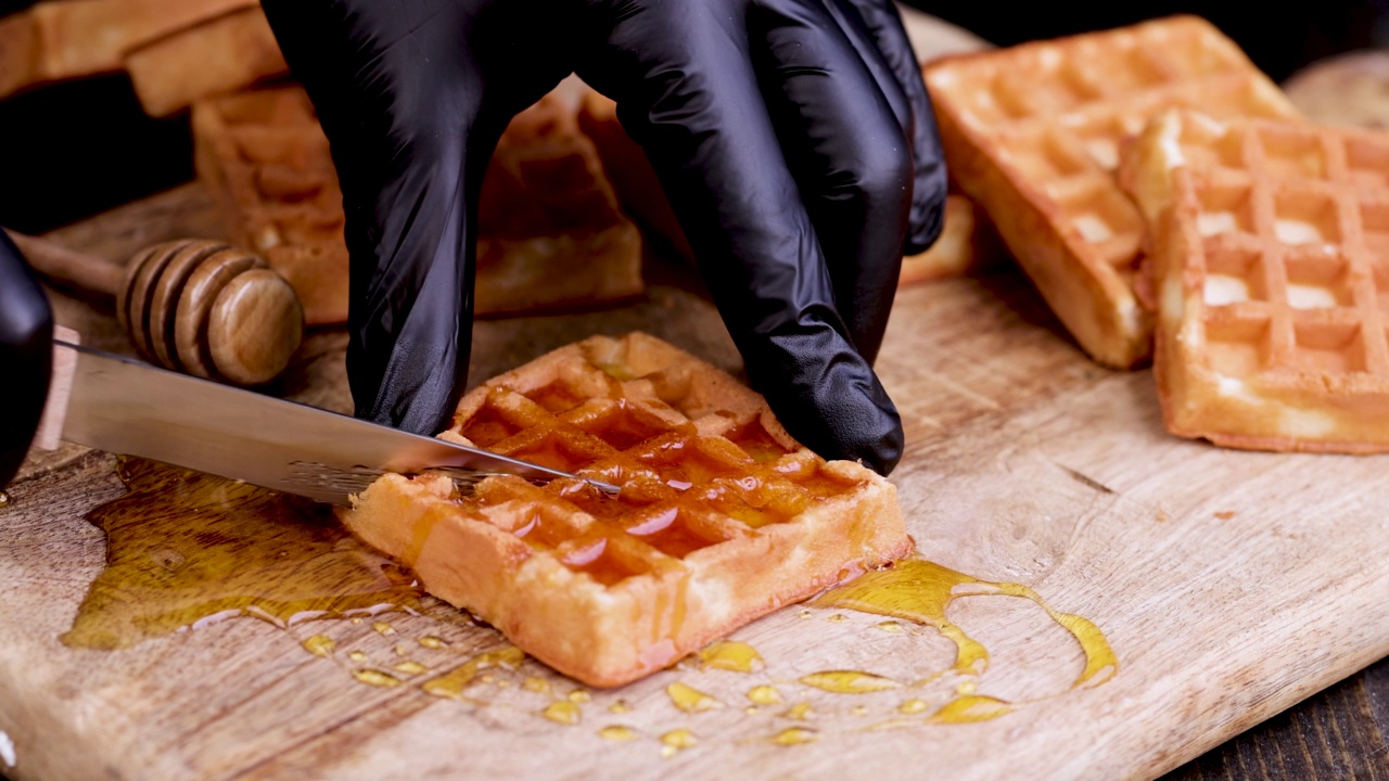 在制作甜点时用蜂蜜切软华夫饼视频素材