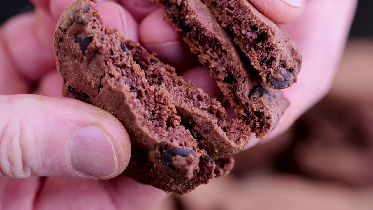 棕色的巧克力饼干是用手掰成几块的视频素材