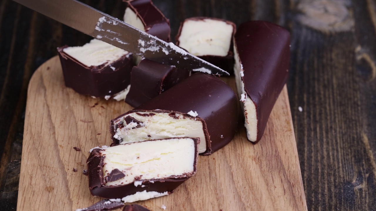 将奶酪凝块放入糖釉巧克力中视频素材