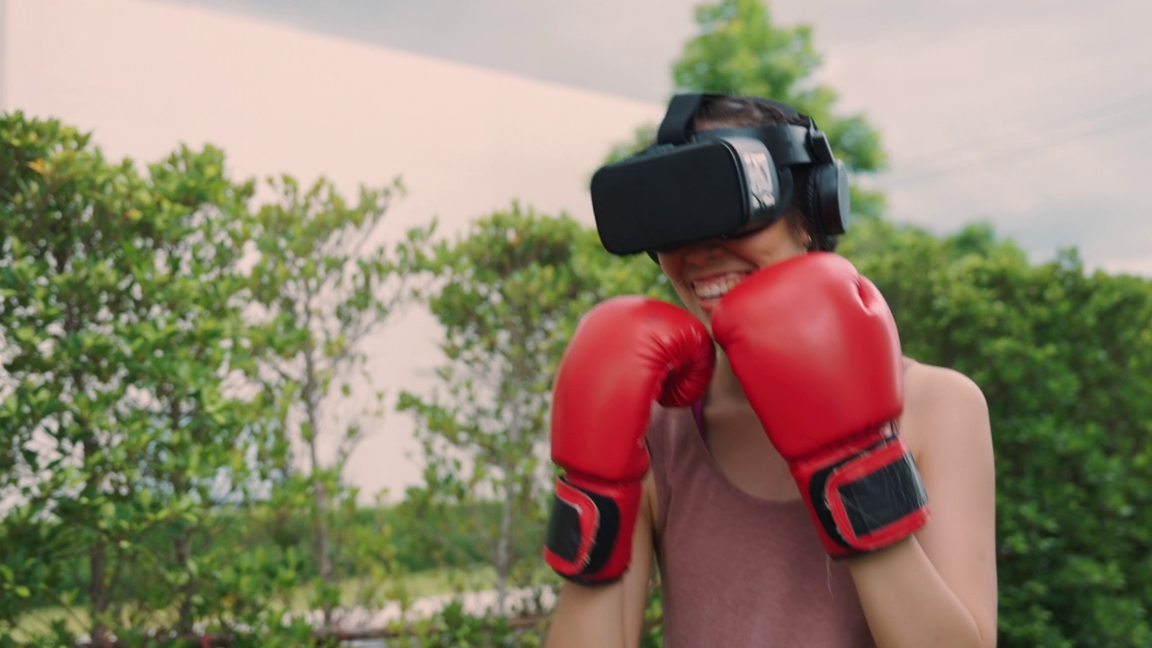 女拳击手戴着VR眼镜练习格斗视频素材