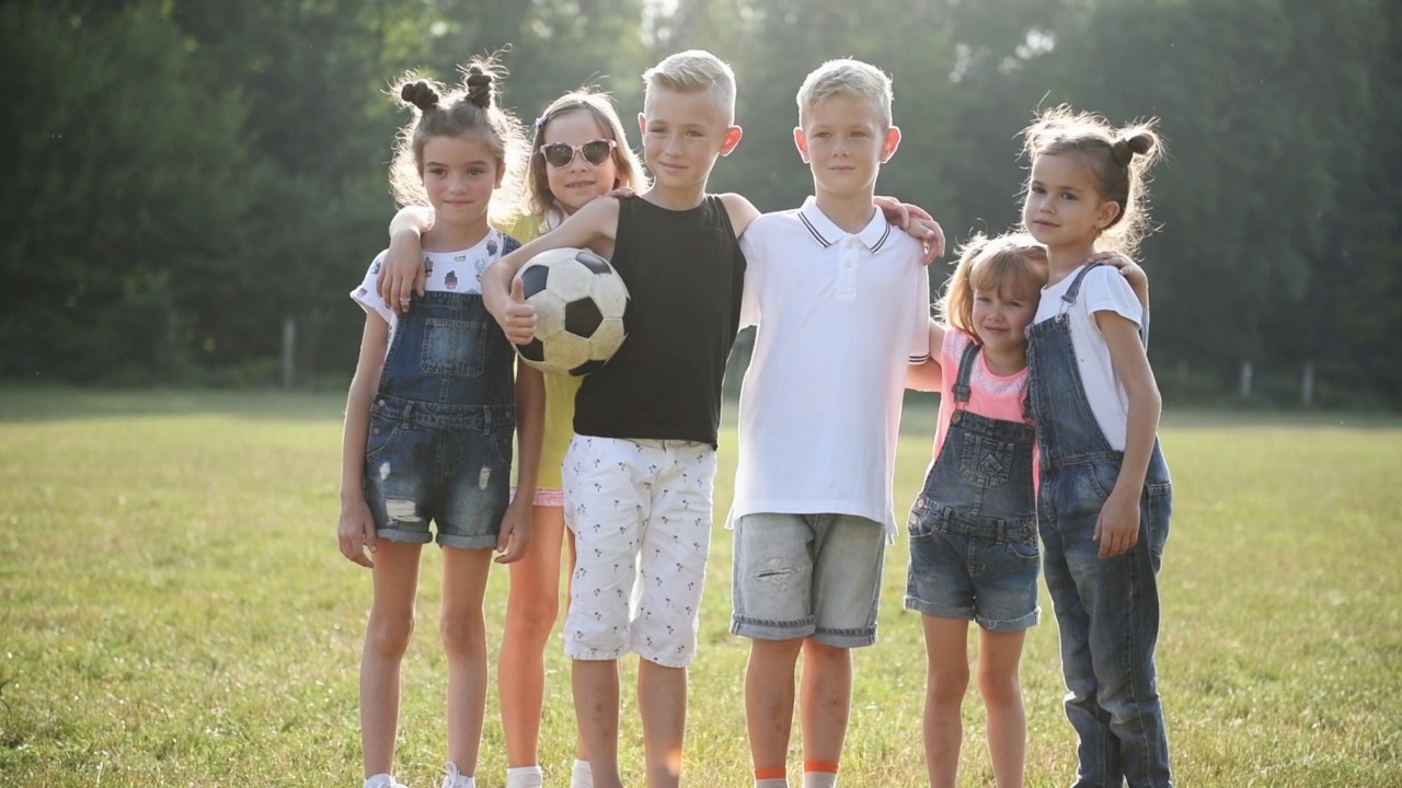 一群拿着足球的孩子站在一起，竖起大拇指视频下载