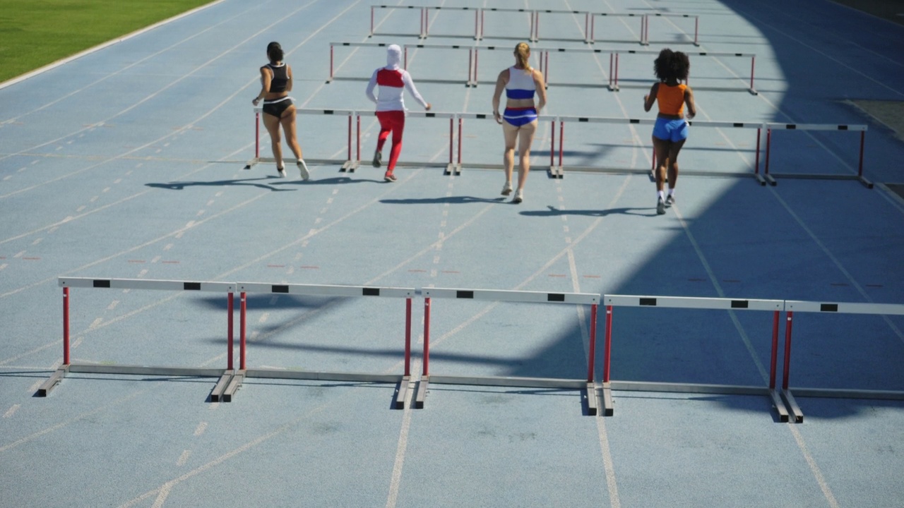 女子田径运动员在跑道上练习跨栏视频下载