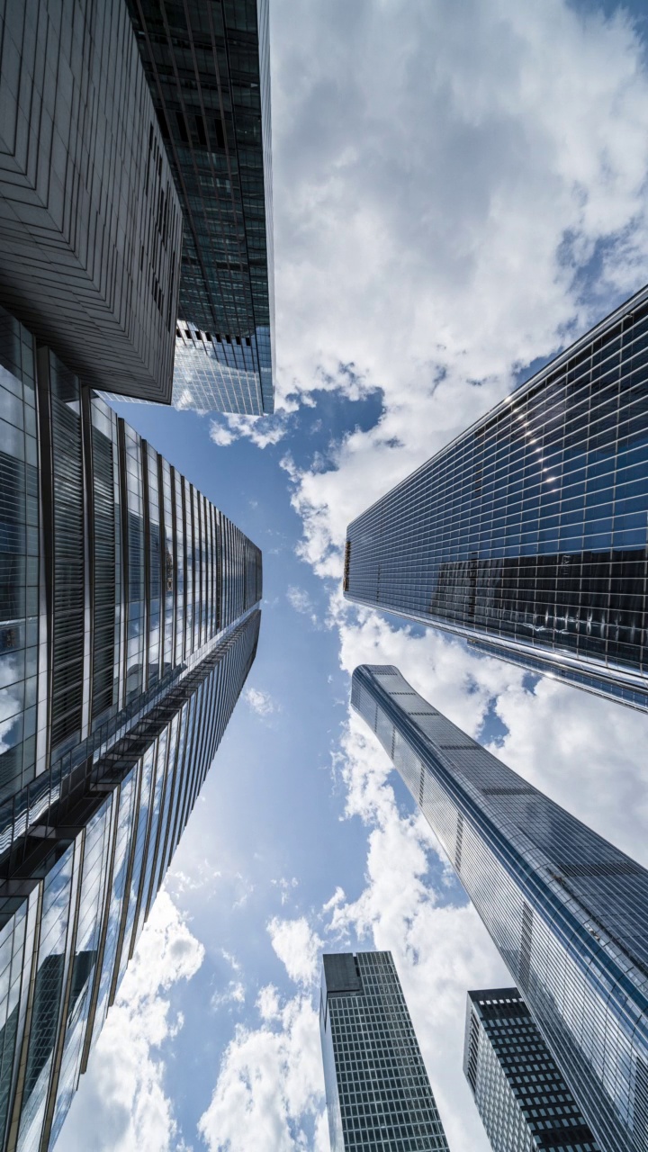 T/L高层企业大厦、摩天大楼和天空的低角度视图视频素材