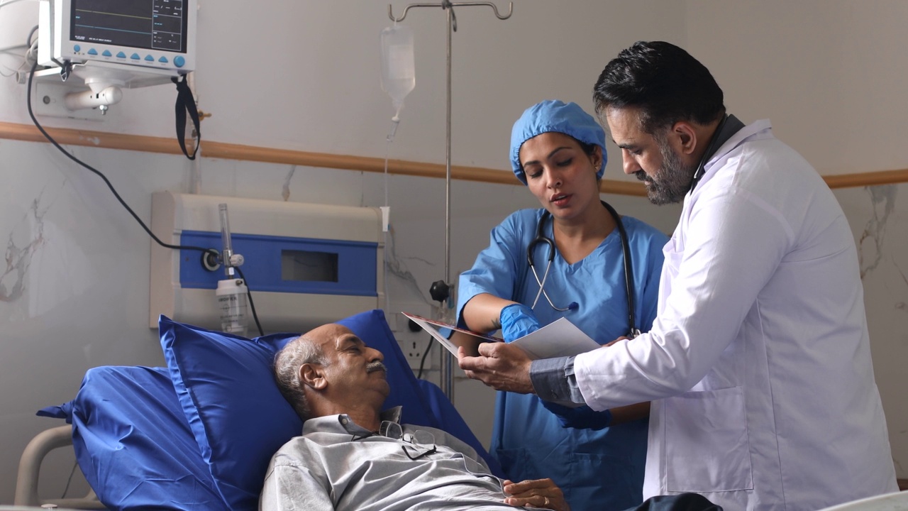 医生和护士一起检查躺在病床上的病人视频素材