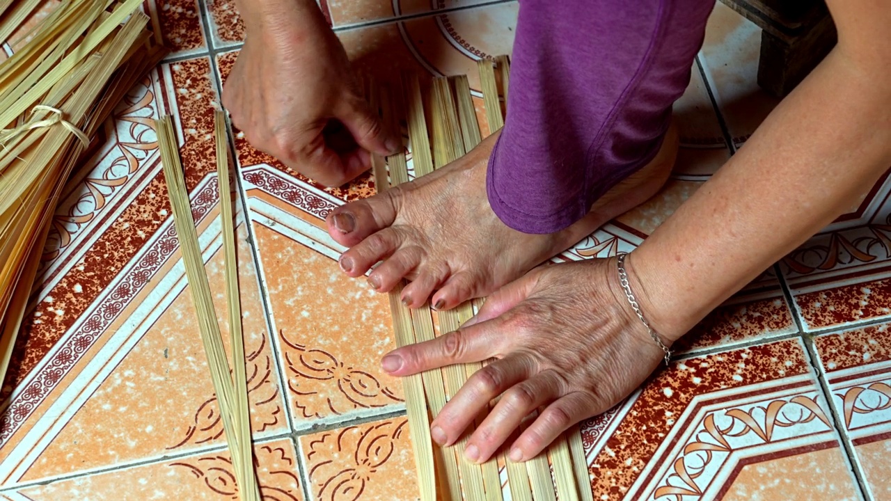 传统的莎草柳条手工制作，用手和脚编织。视频素材