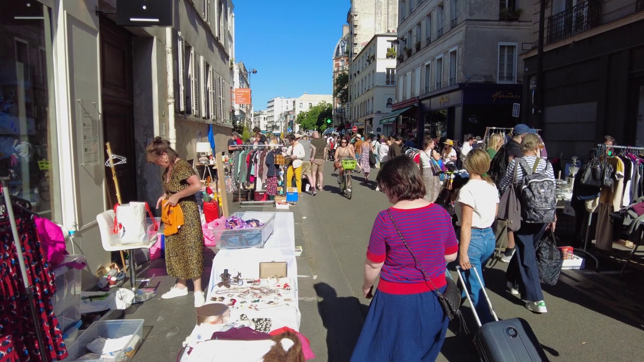 巴黎街头的跳蚤市场视频素材