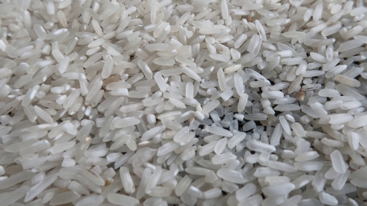米粒:洗净了壳的米粒，可以煮熟食用视频素材