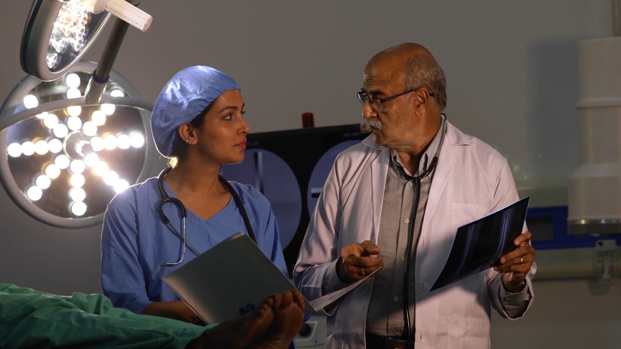 医生和护士在手术室为病人拍x光片视频素材