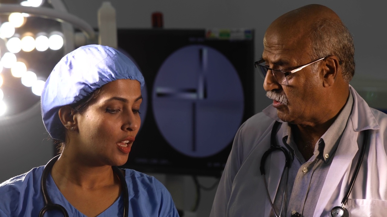 医生和护士在手术室有医疗档案视频素材