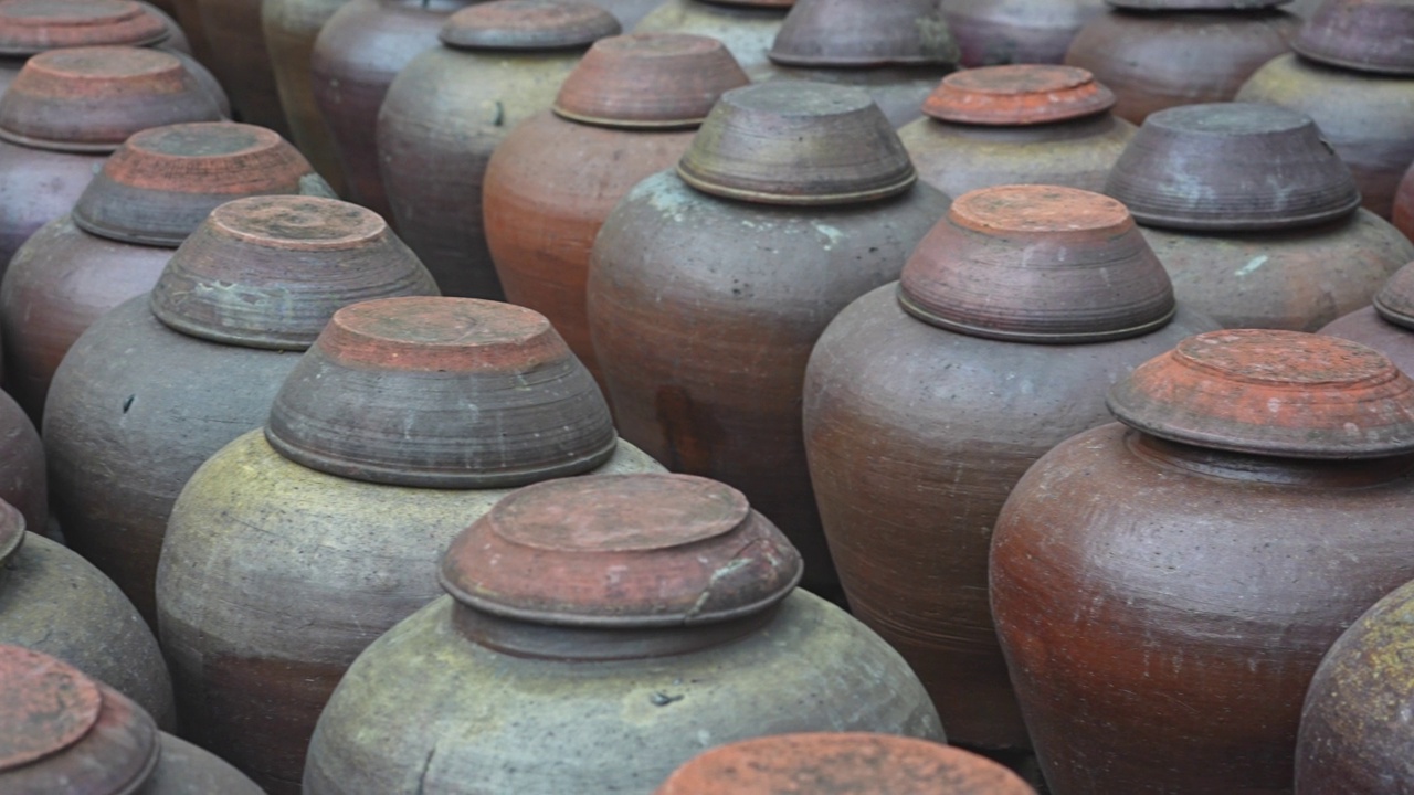 古老的民居院落里的香豆酱罐，是一种用大豆制成的豆瓣酱，常用于越南菜视频下载