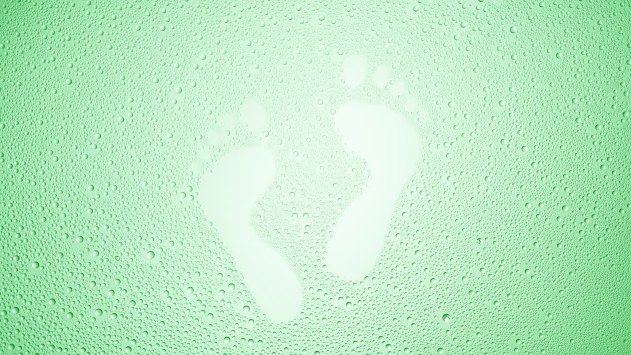 绿色背景上的湿玻璃上的脚印被吹走了视频下载