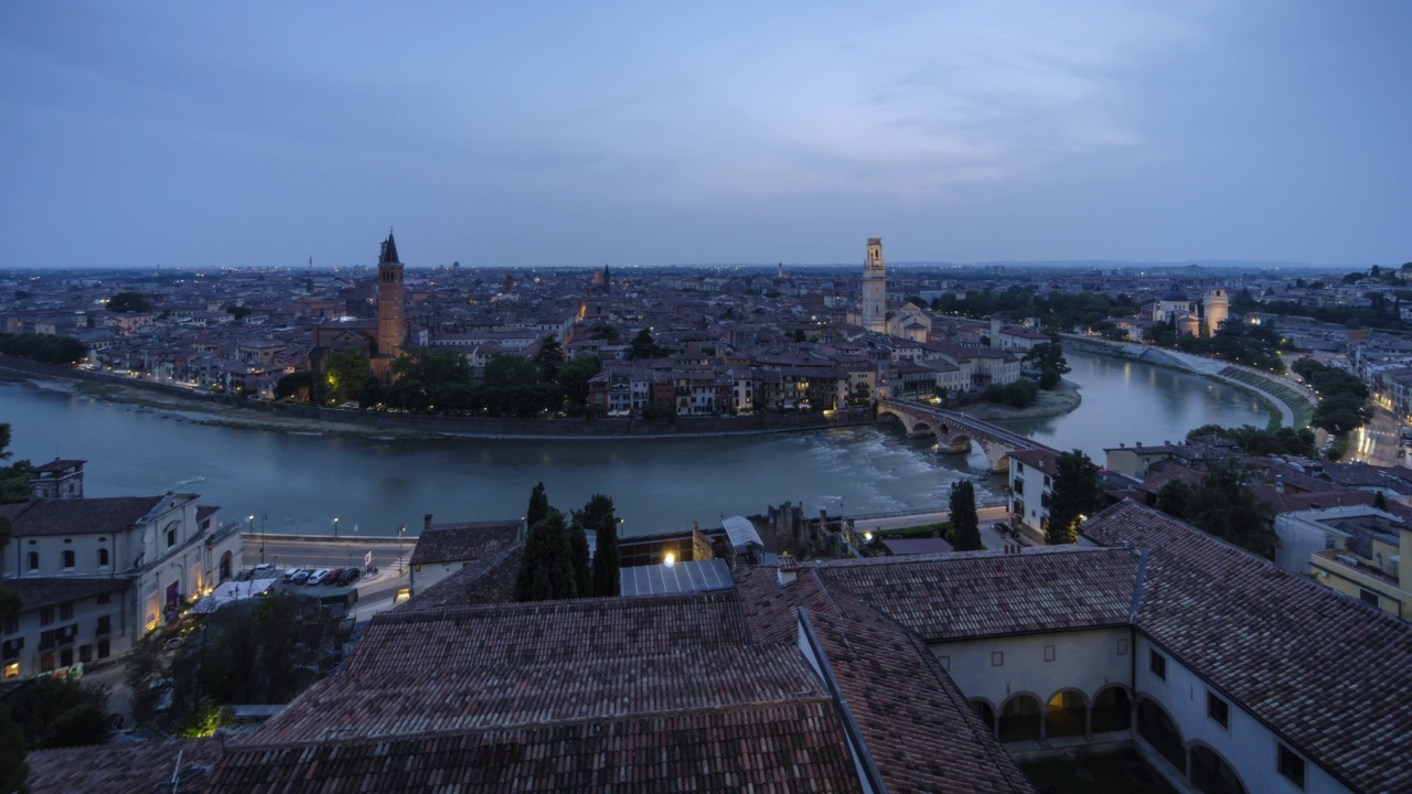 夜晚的城市鸟瞰图，维罗纳，威尼托，意大利视频素材
