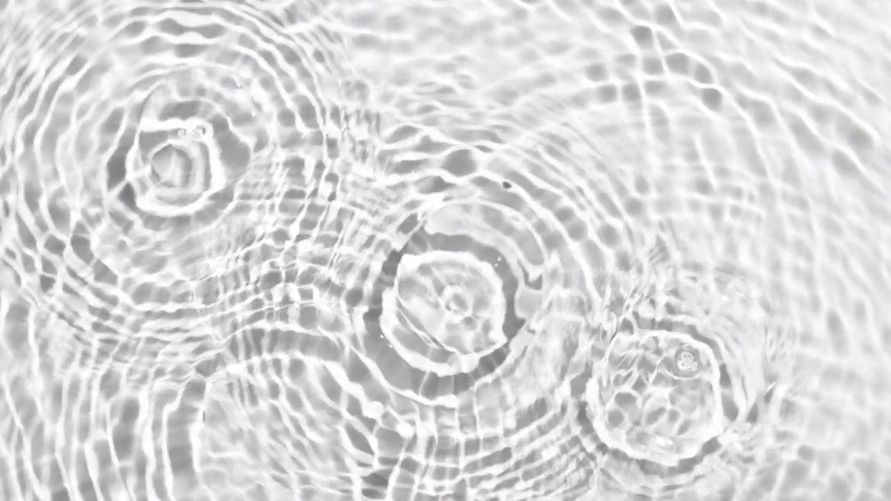 水滴在水中使多个水环在白色bg视频下载