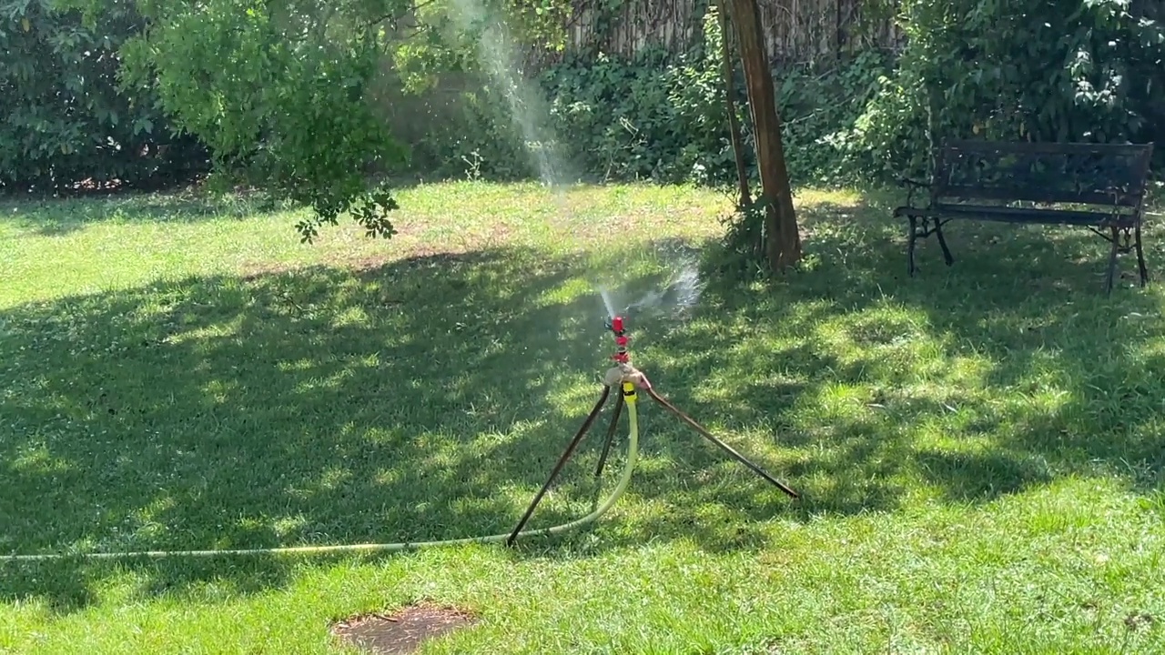 园艺用水喷洒器为园林供水视频素材