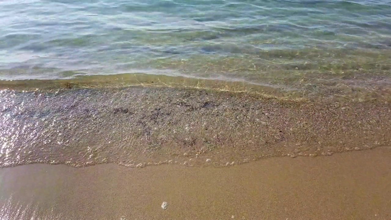 海浪拍打着沙滩视频素材
