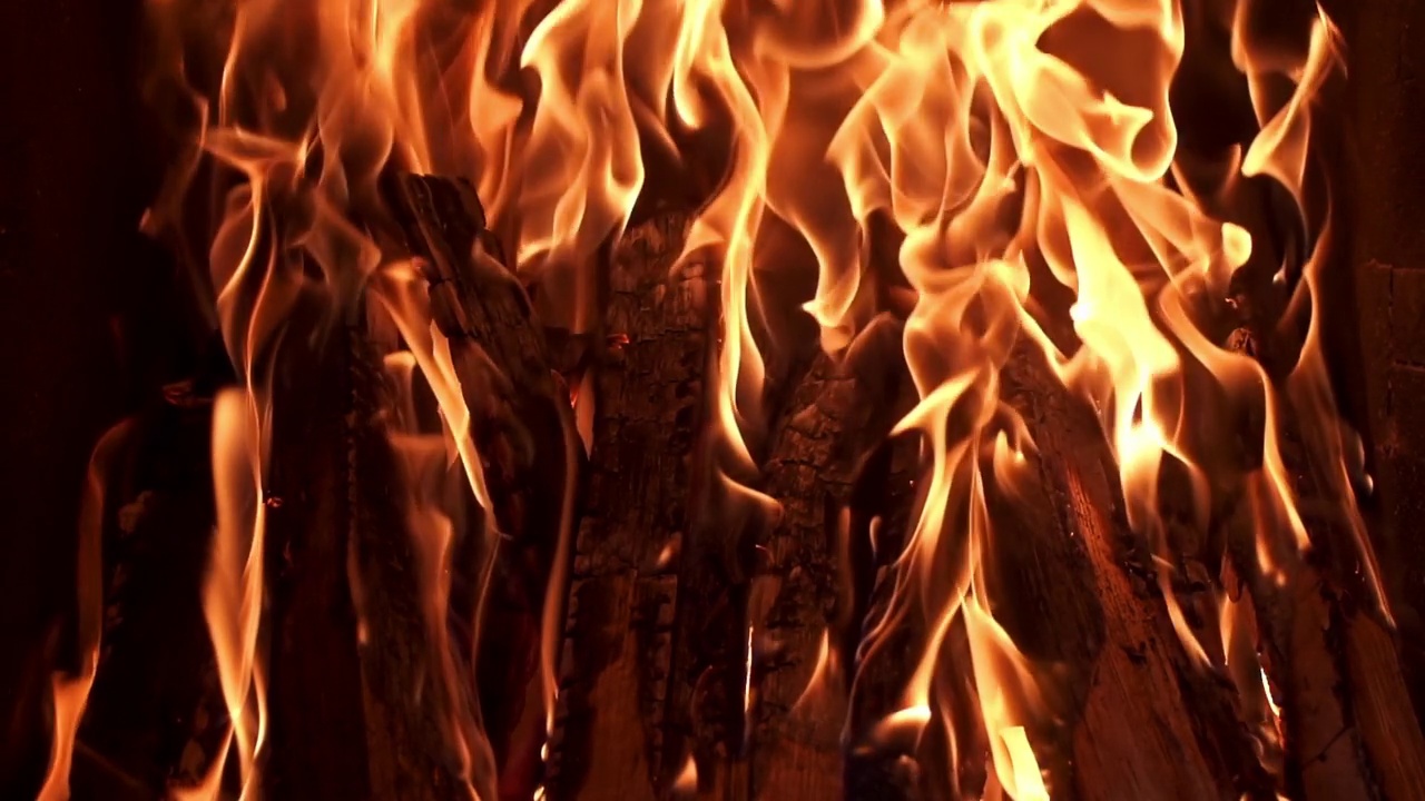 壁炉的火燃烧着火花视频下载
