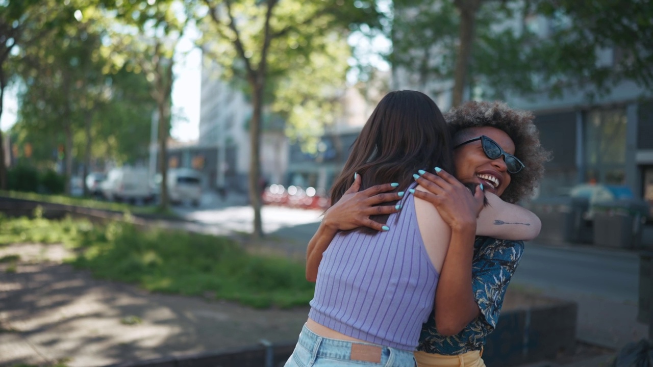 两个多民族的女人拥抱在一起视频素材