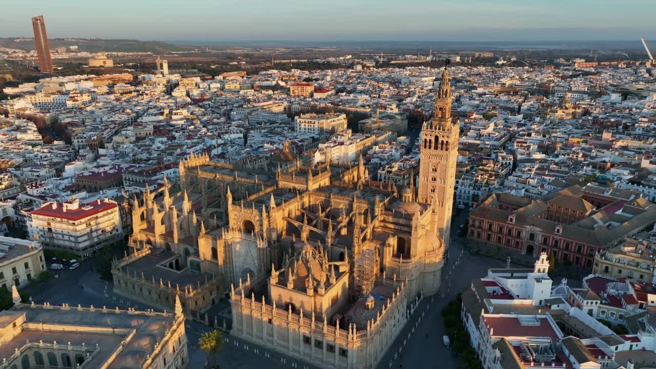西班牙塞维利亚绚丽的日出。空中拍摄的塞维利亚市中心哥特式大教堂和著名的吉拉尔达钟楼视频下载